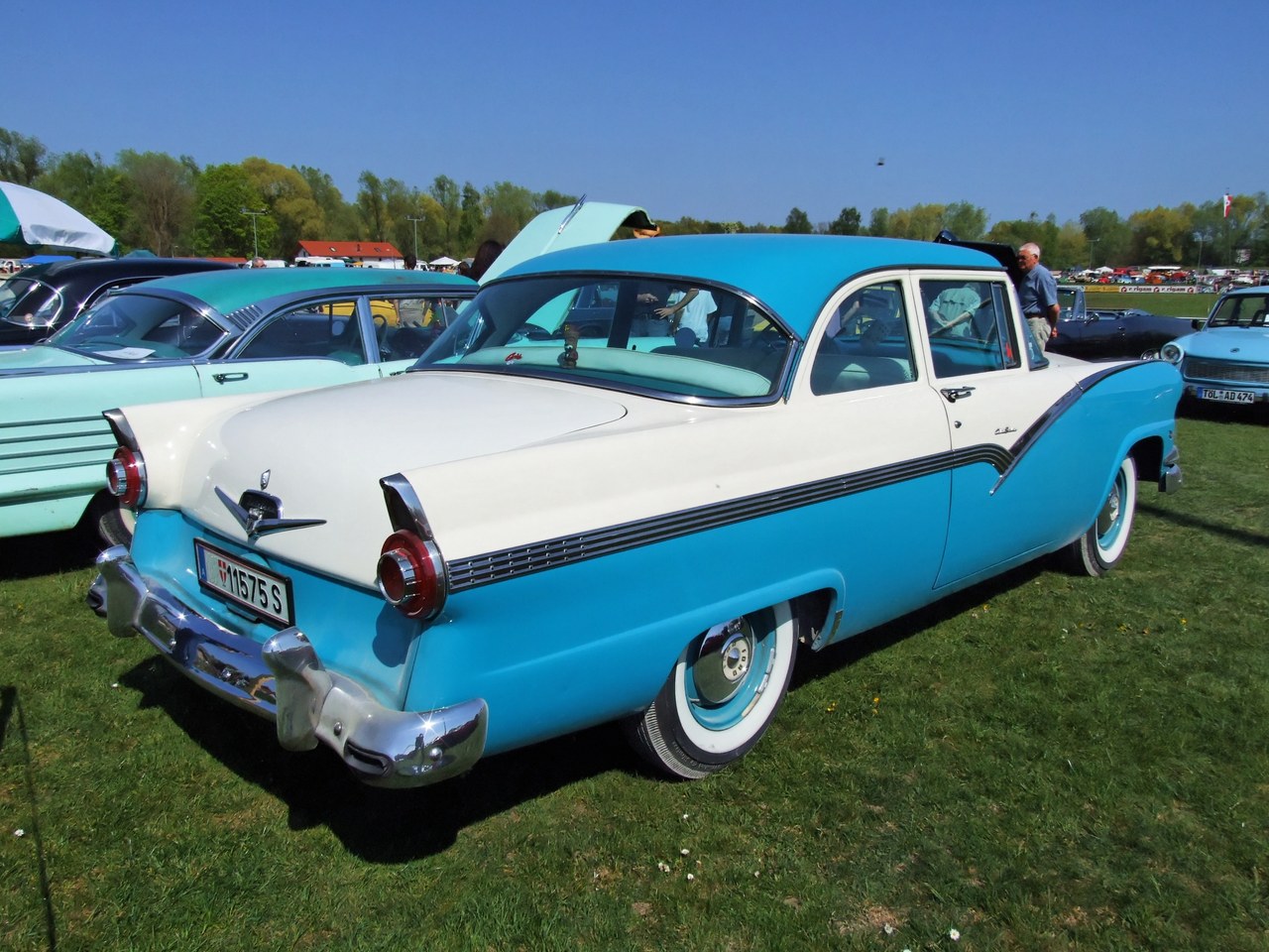 Ford Fairlane club sedan