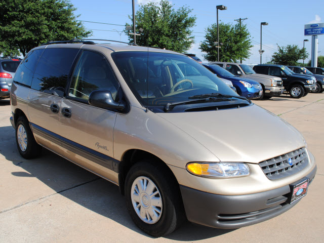 Plymouth Voyager SE