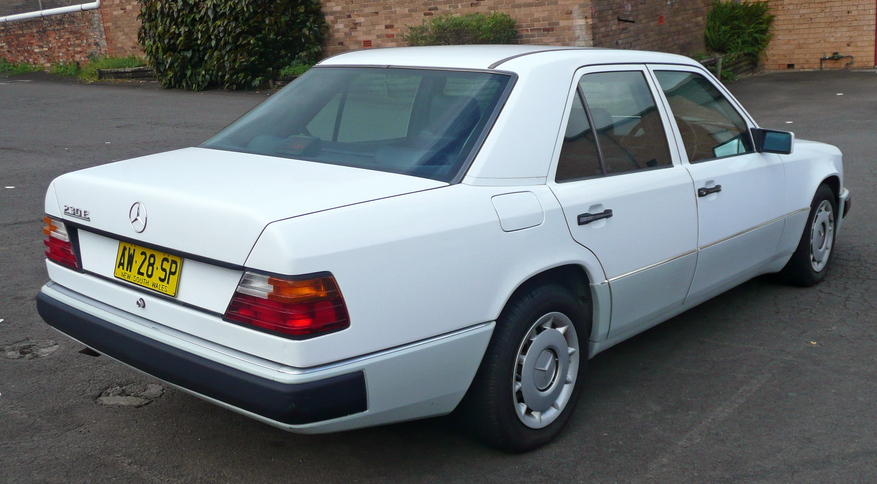 Mercedes-Benz 230 E