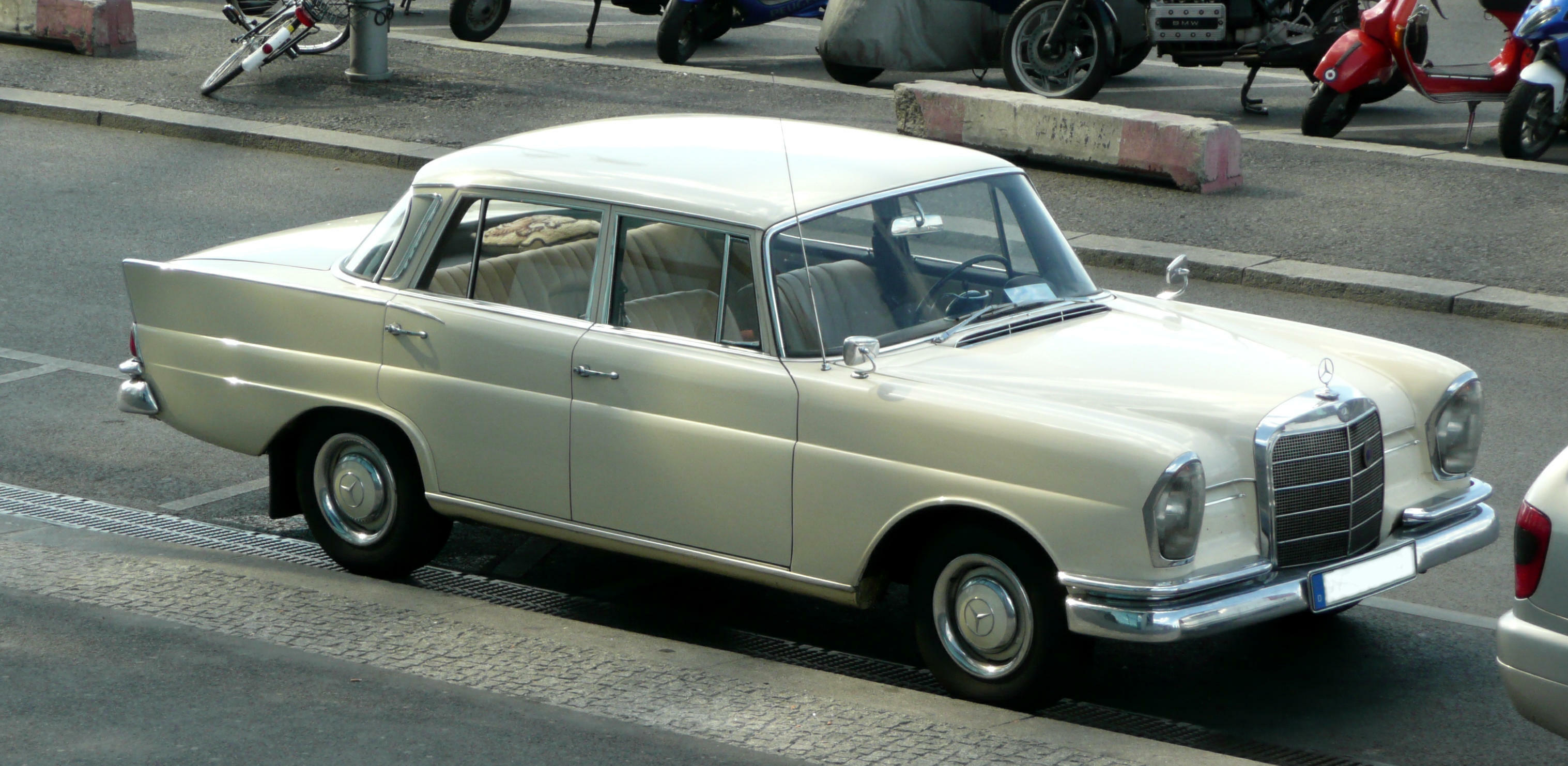 Mercedes-Benz 220 S Sedan