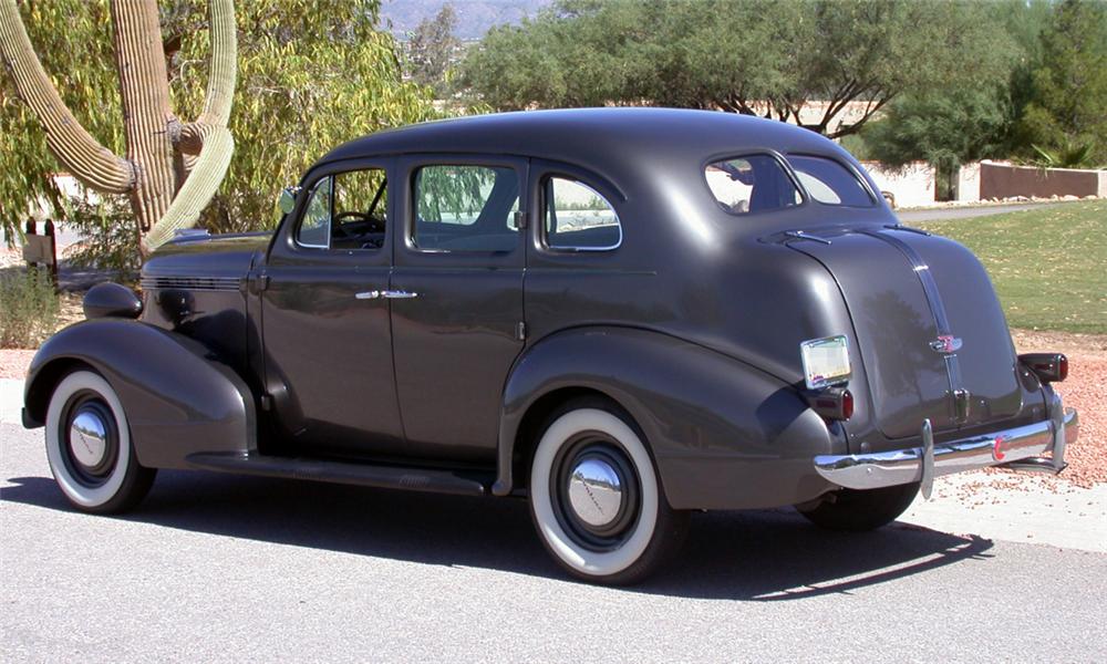 Pontiac Deluxe 4-door Sedan