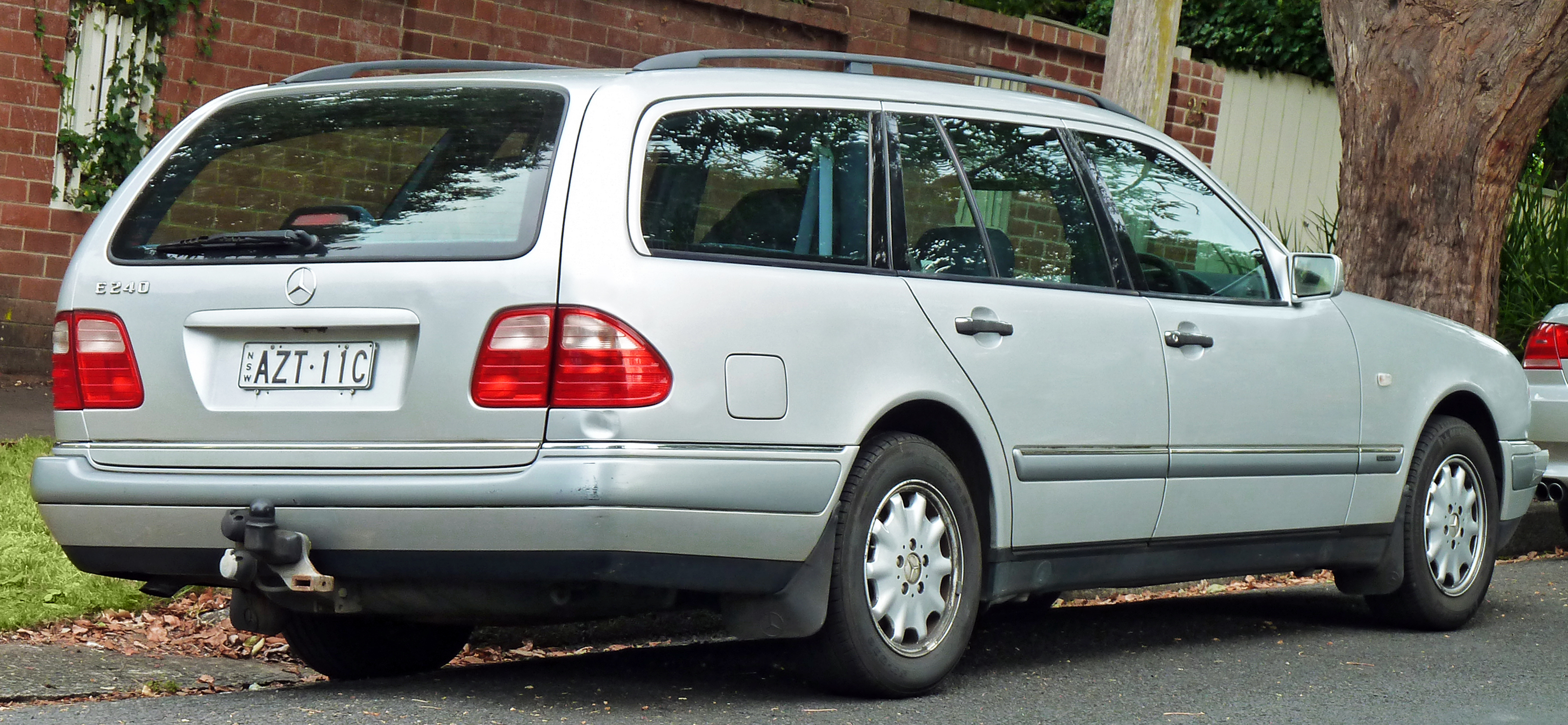 Mercedes-Benz E 240