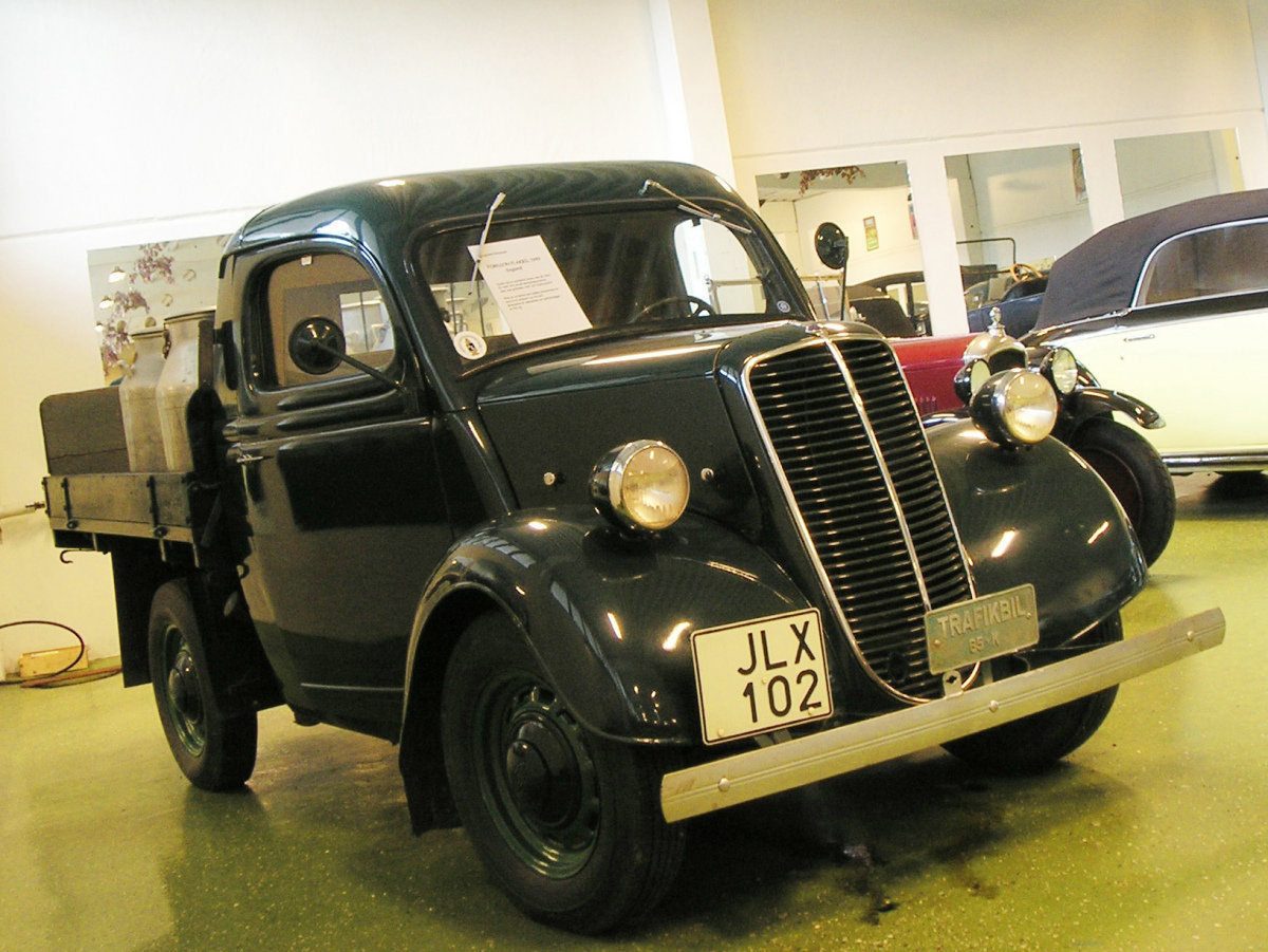 Fordson M83 7cwt truck