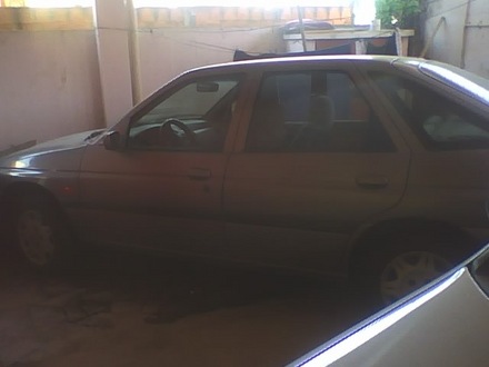 Ford Escort 16 GLX sedan