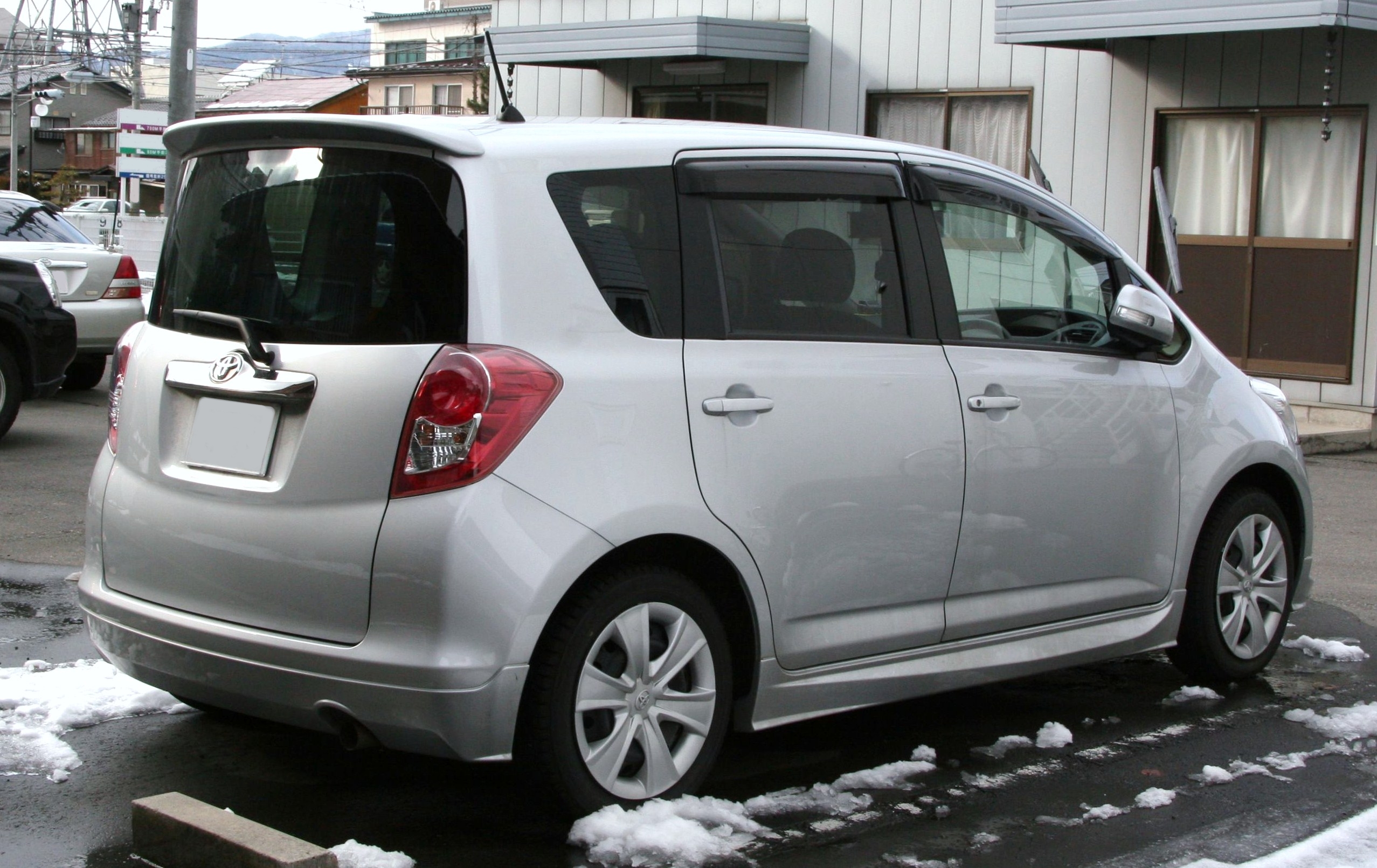 Toyota ractis фото