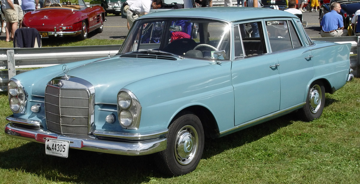 Mercedes-Benz 220 S Sedan