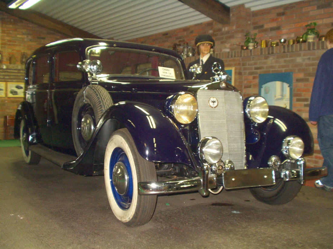 Mercedes-Benz 320 sedan