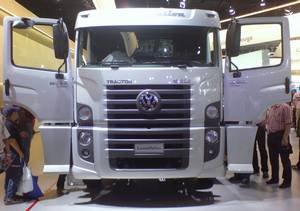 Volkswagen Constellation Titan Tractor 25-370