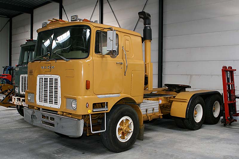 Mack F700