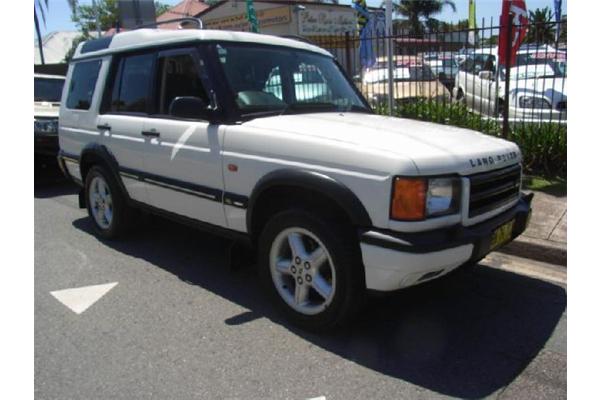 Land Rover Discovery ES V8 7 sits