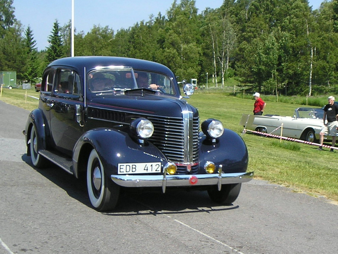 Pontiac De Luxe 2dr touring sedan