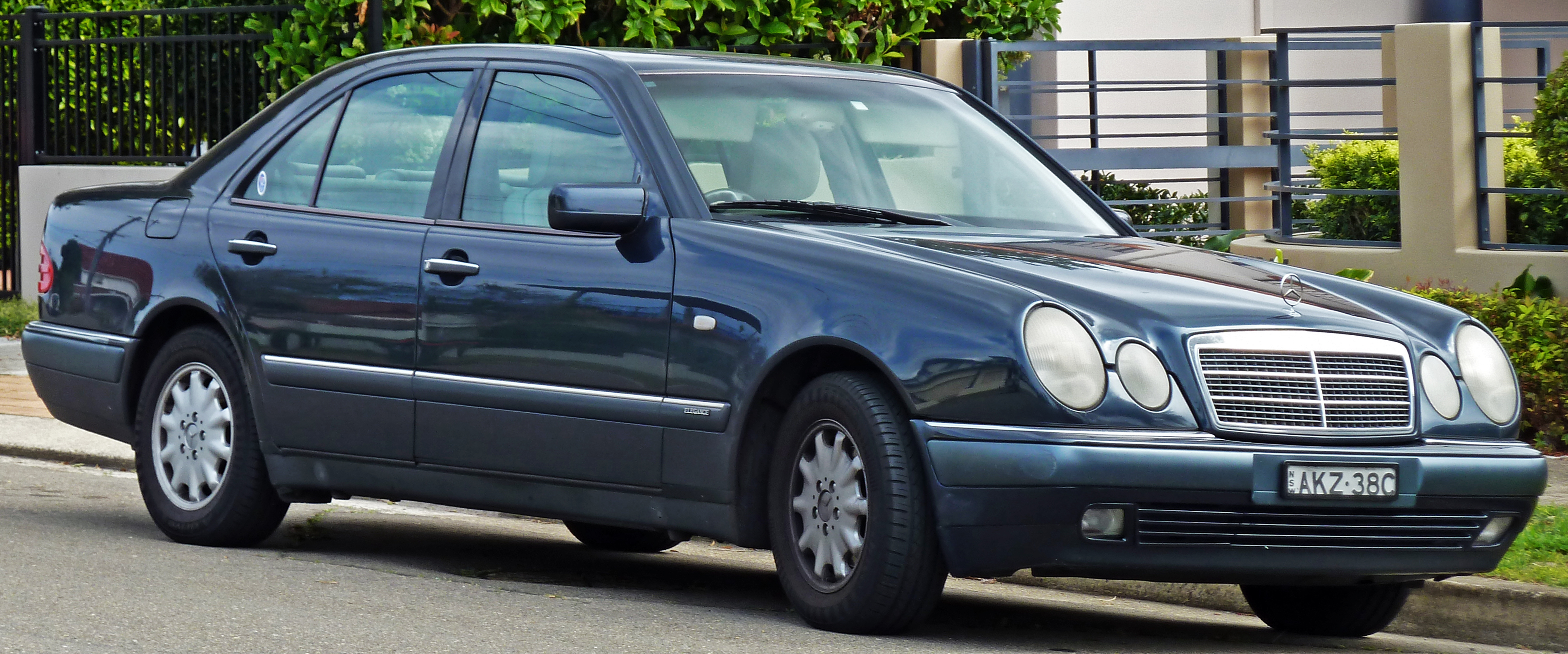 Mercedes-Benz E 230