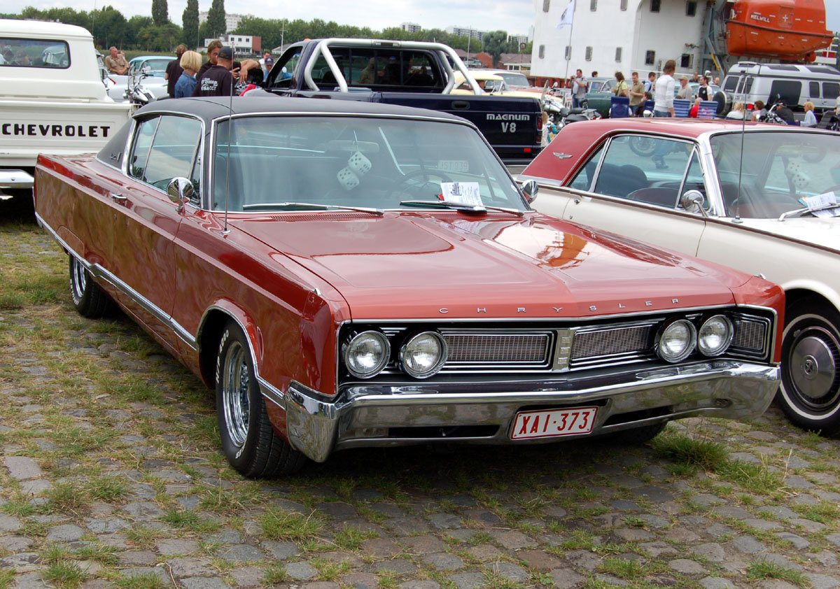 Chrysler Newport Custom HT Sedan