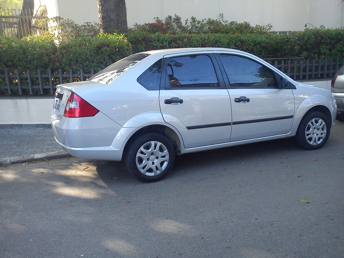 Ford Fiesta Sedan 16