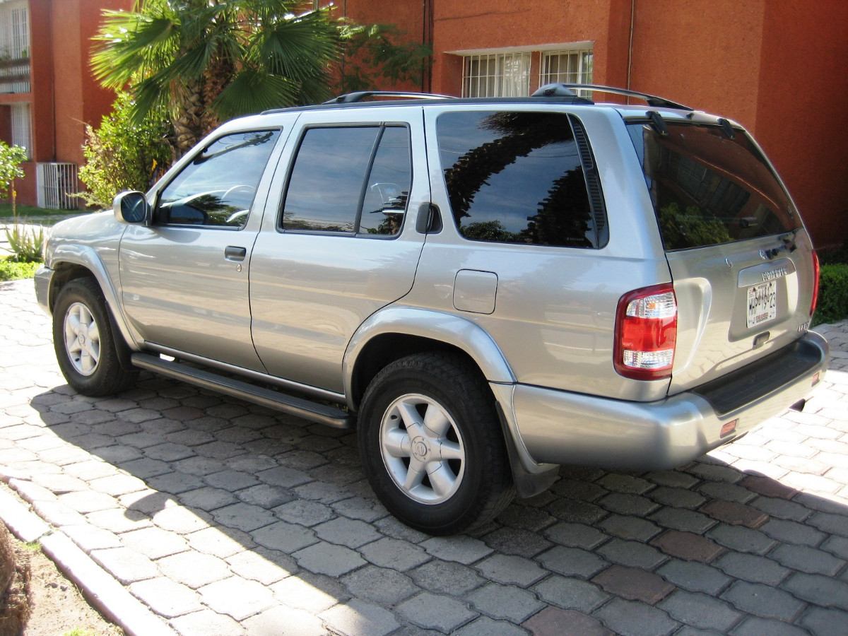 Nissan Pathfinder LE 35