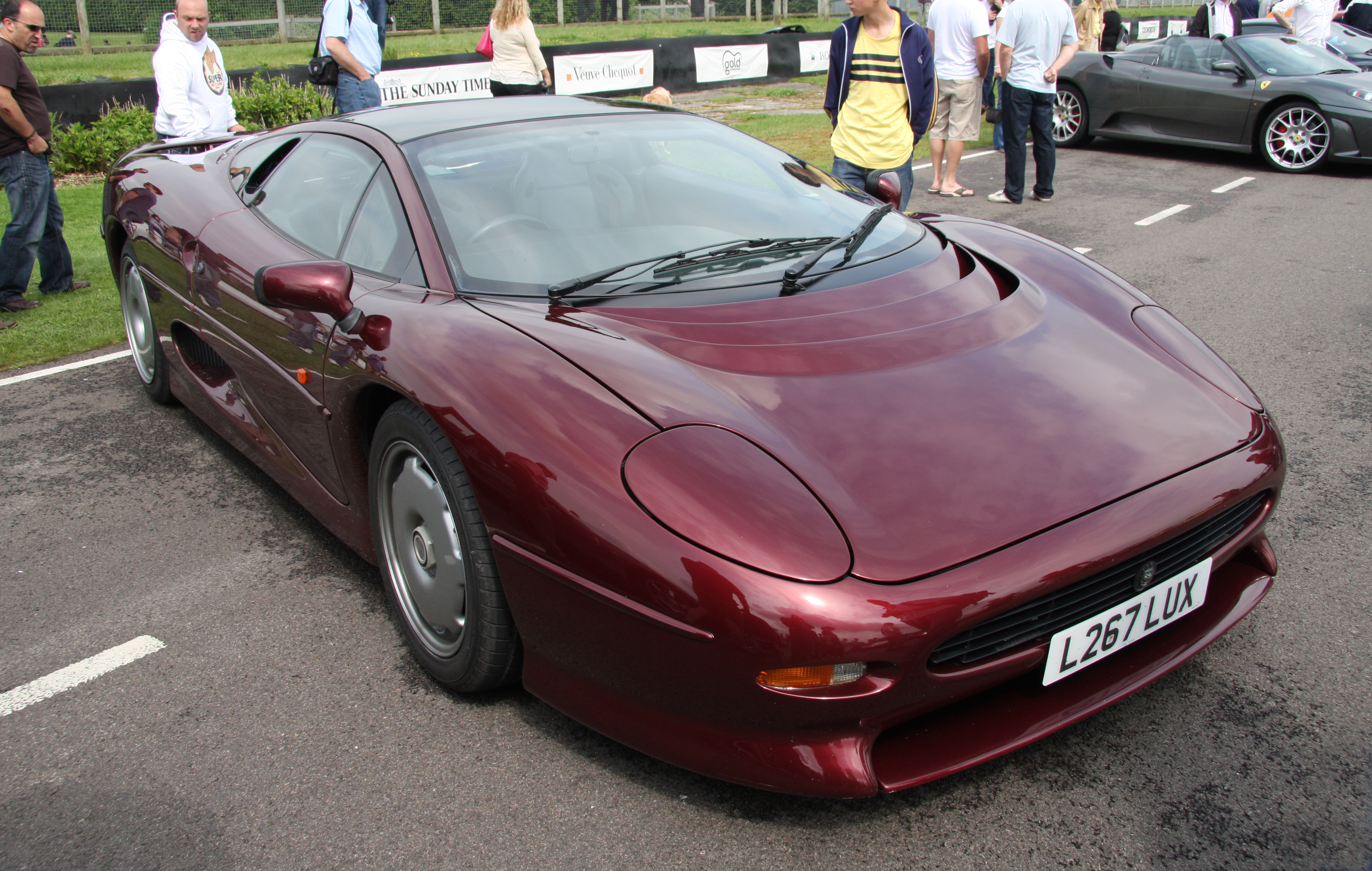 Jaguar XJ 220