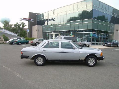 Mercedes-Benz 240 D Sedan