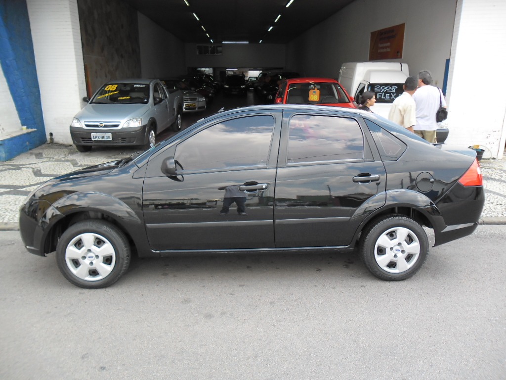 Ford Fiesta Sedan 16