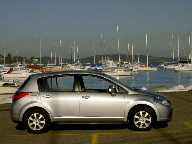 Nissan Tiida ST