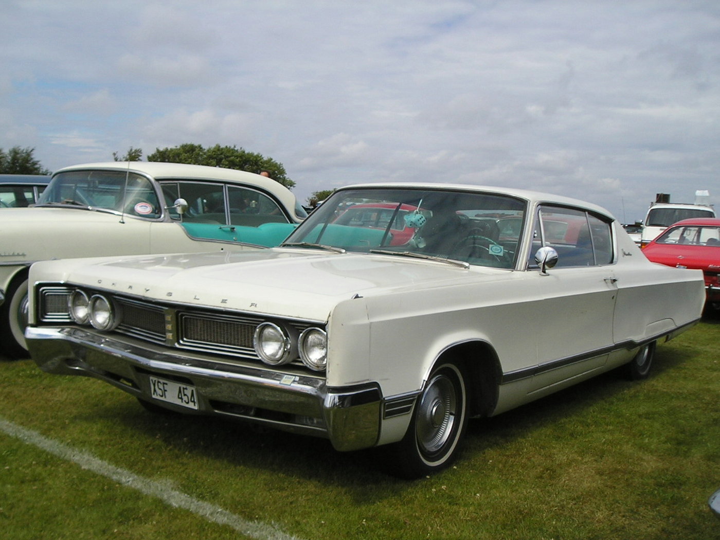 Chrysler Newport Custom 2dr HT