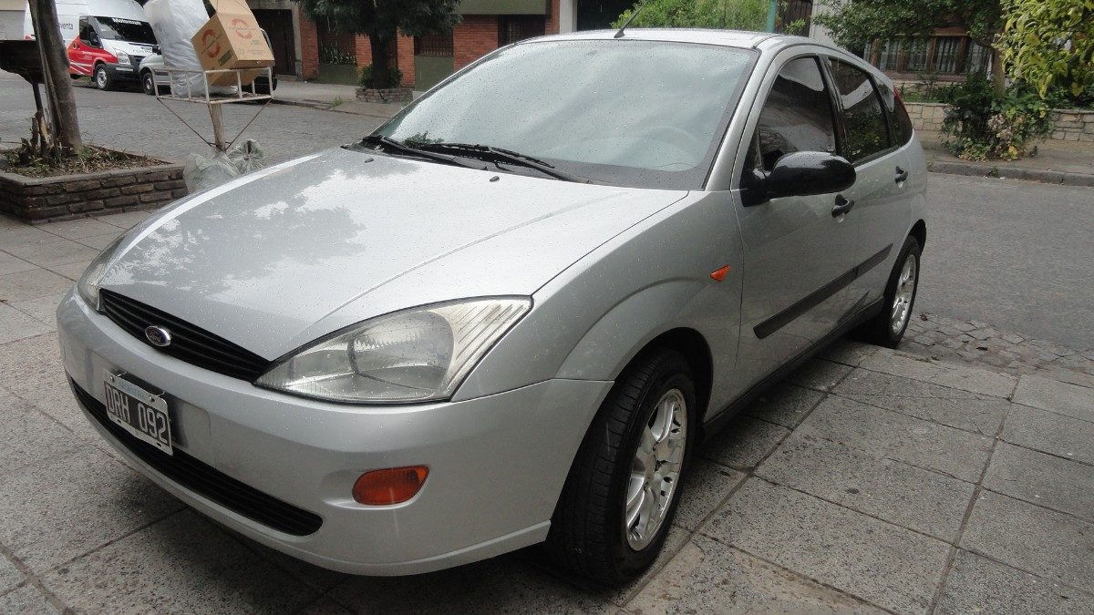 Ford Focus LX 18