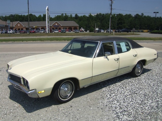 Buick Skylark Custom HT sedan