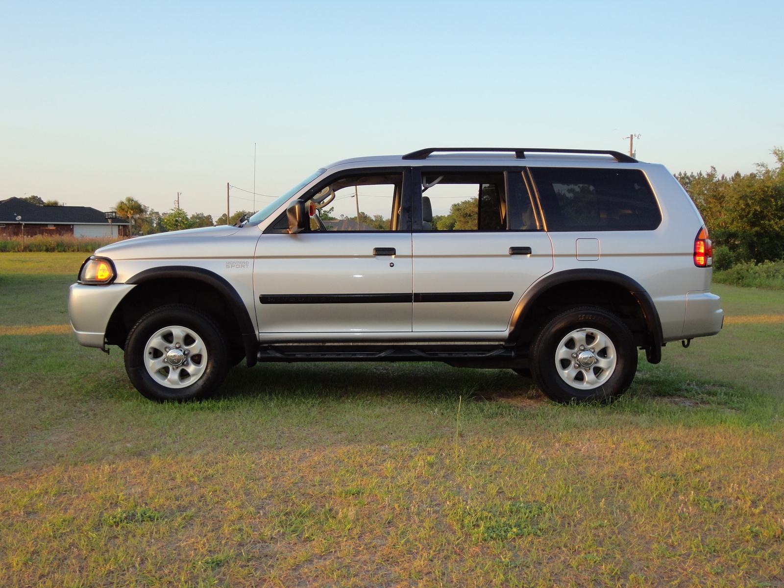 Mitsubishi Montero Sport ES