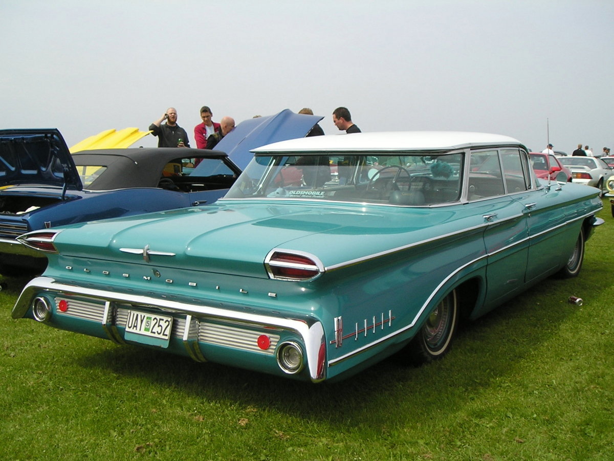 Oldsmobile Super 88 4dr HT