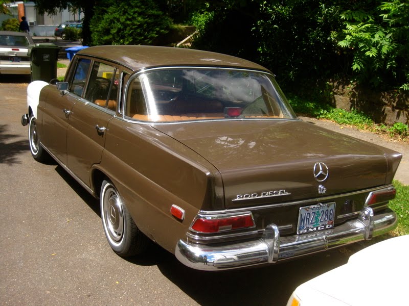 Mercedes-Benz 200 Sedan