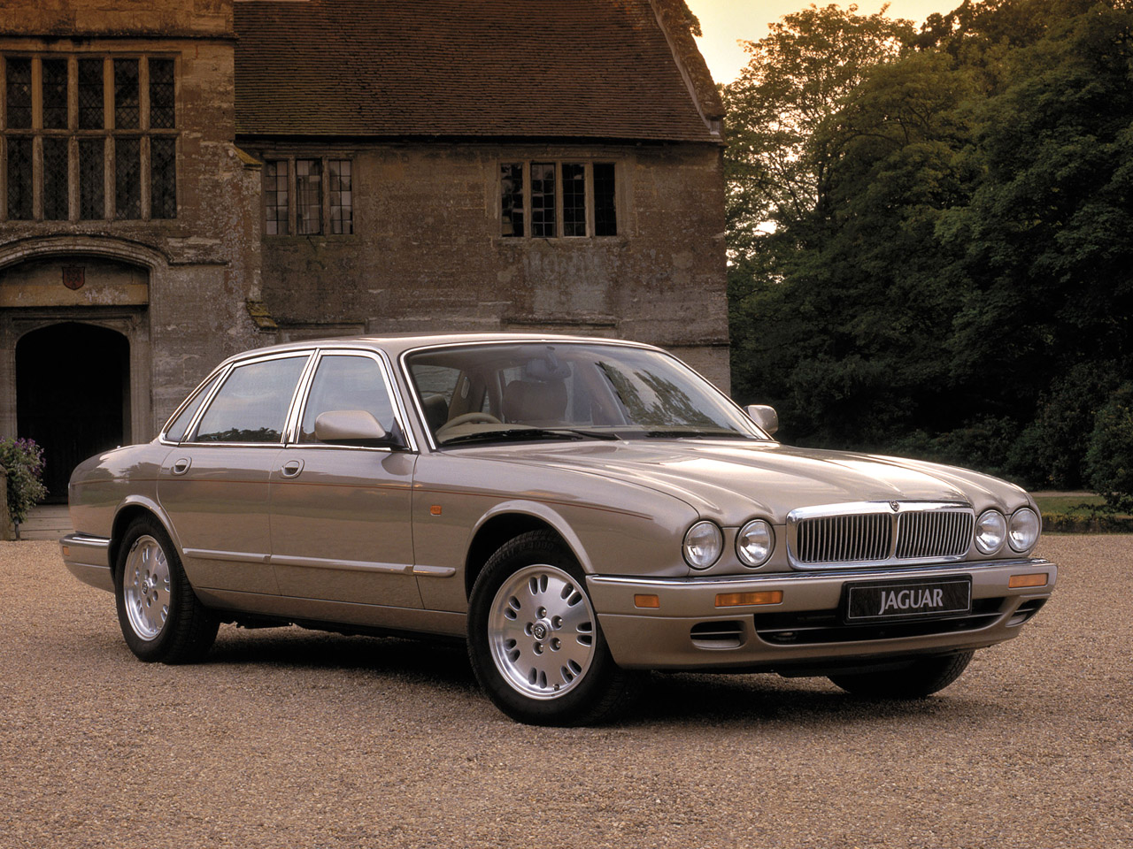 Jaguar XJ6 28