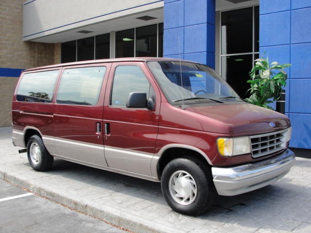 Ford Club Wagon Chateau