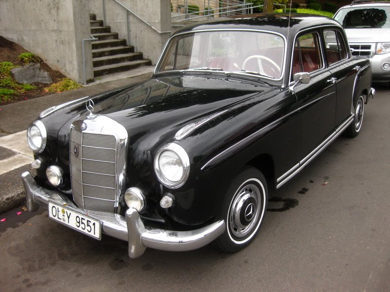 Mercedes-Benz 220 S Sedan