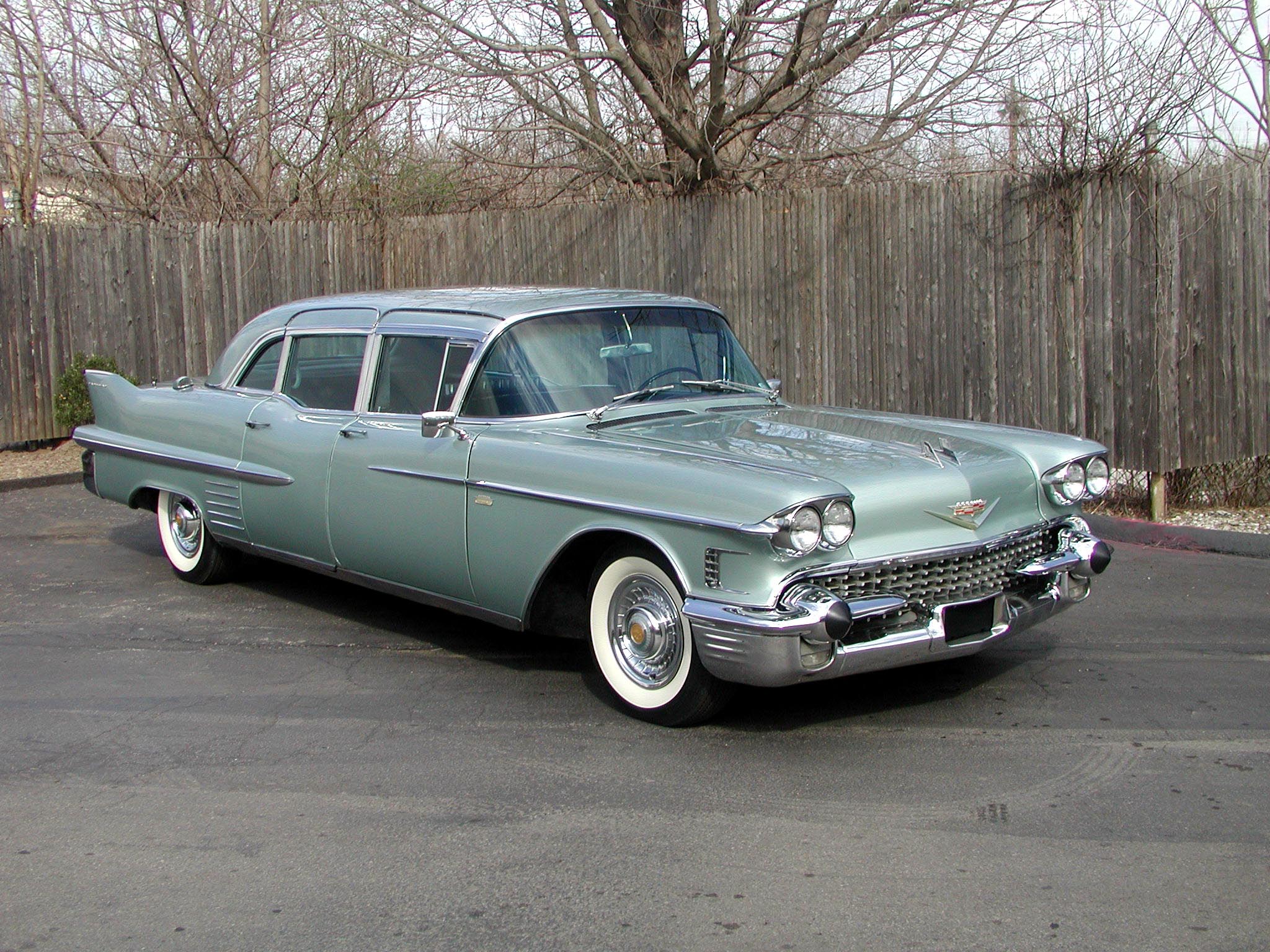 Cadillac Fleetwood 75 sedan