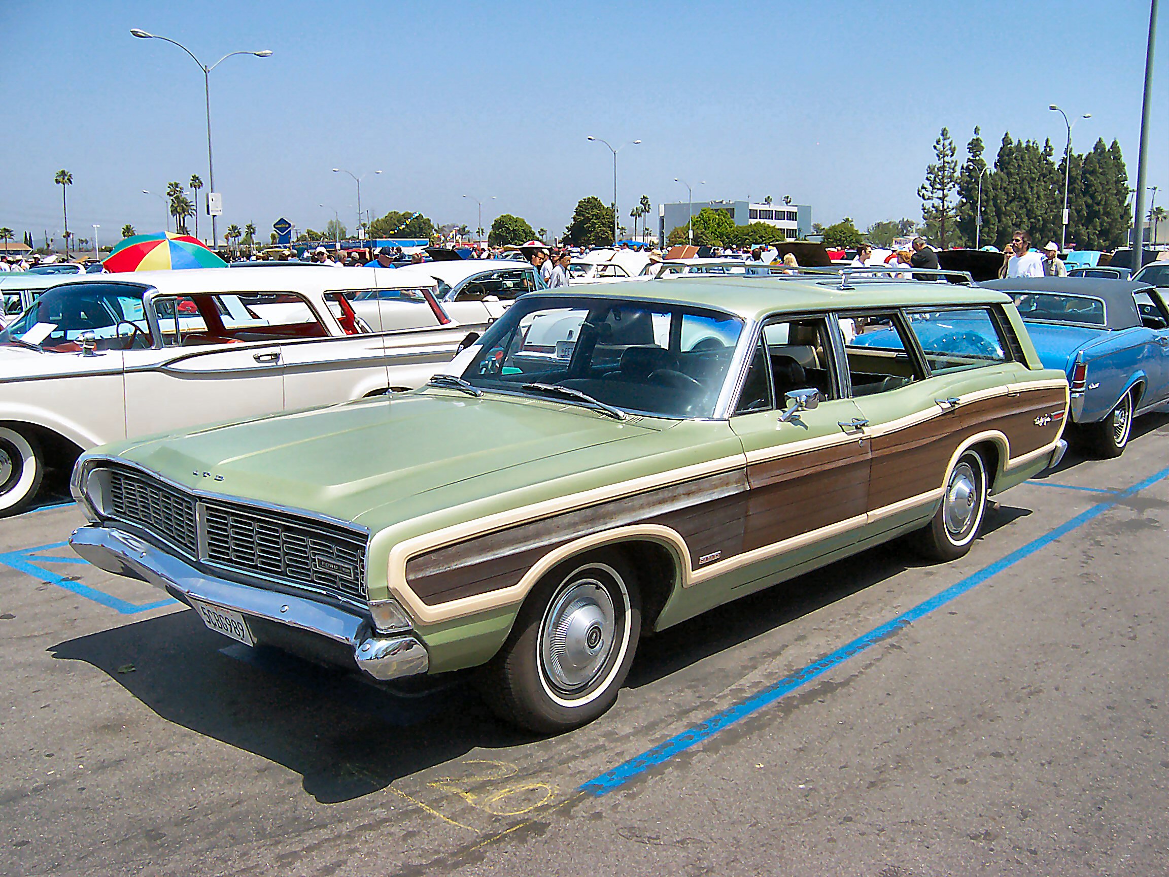 Ford LTD Country Sedan