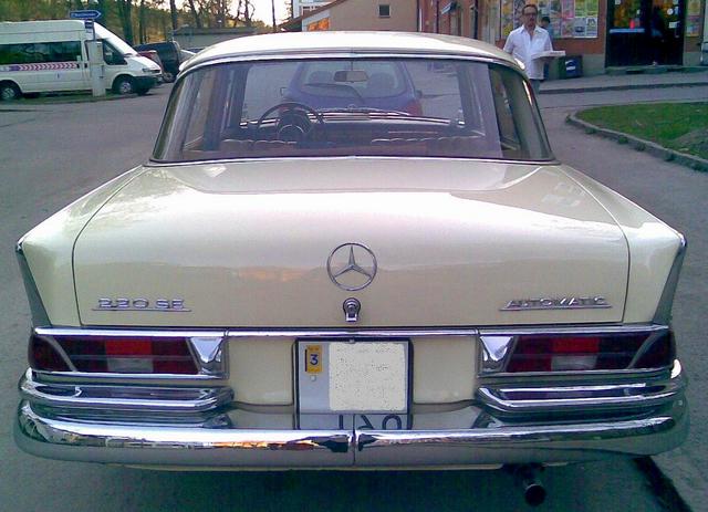 Mercedes-Benz 220 SE