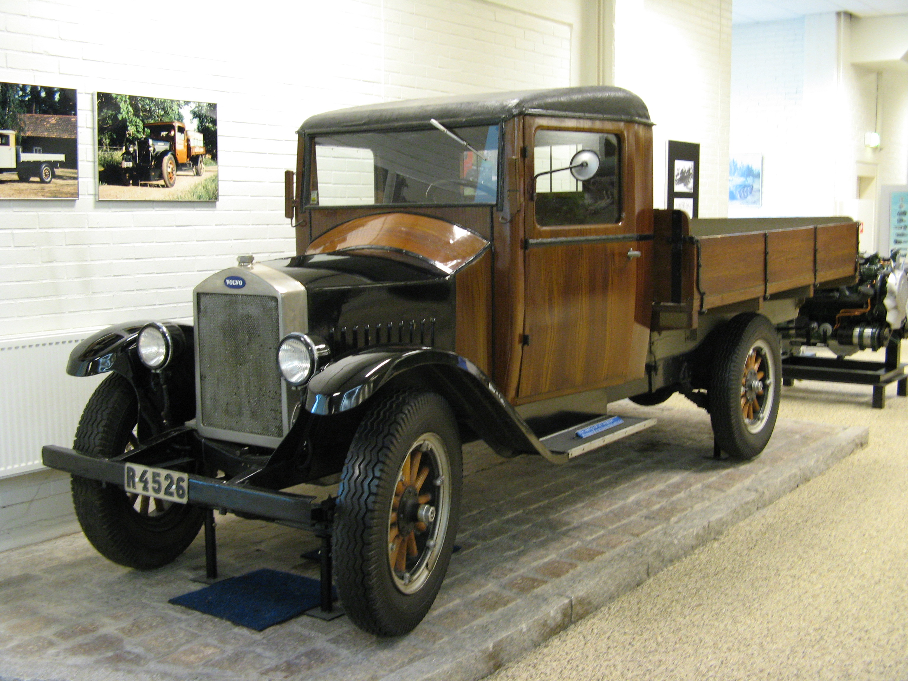 Первые грузовые автомобили. Volvo lv40 1928. Volvo Truck 1928. Первый грузовик Вольво. Volvo Trucks 1950.