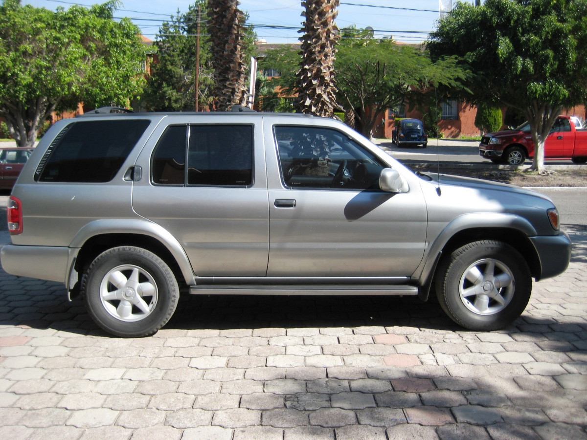 Nissan Pathfinder LE 35