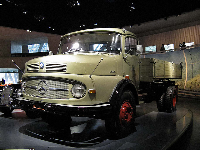 Mercedes-Benz Lk 338