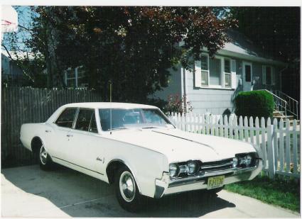 Oldsmobile Holiday 4-dr Hardtop