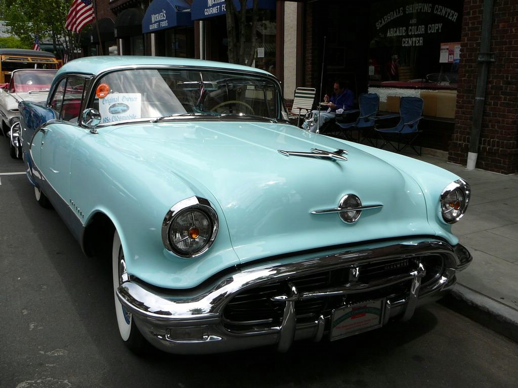 Oldsmobile Ninety-Eight Holiday 2-dr Hardtop