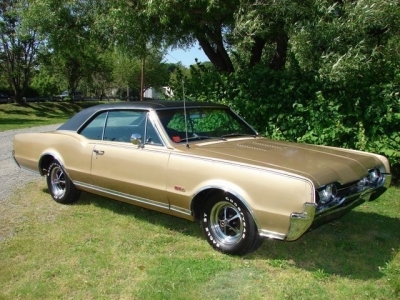 Oldsmobile Cutlass Holiday coupe