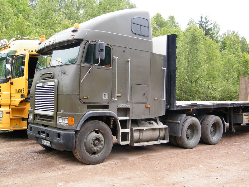 Freightliner M915