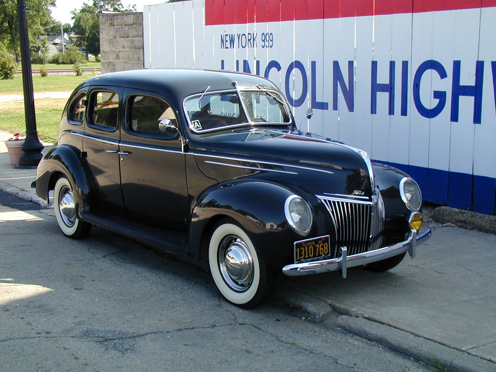 Ford Deluxe sedan