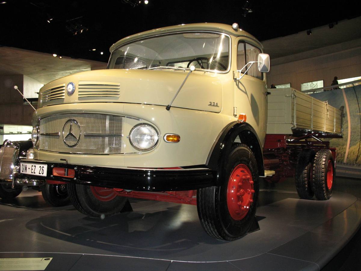 Mercedes-Benz Lk 338