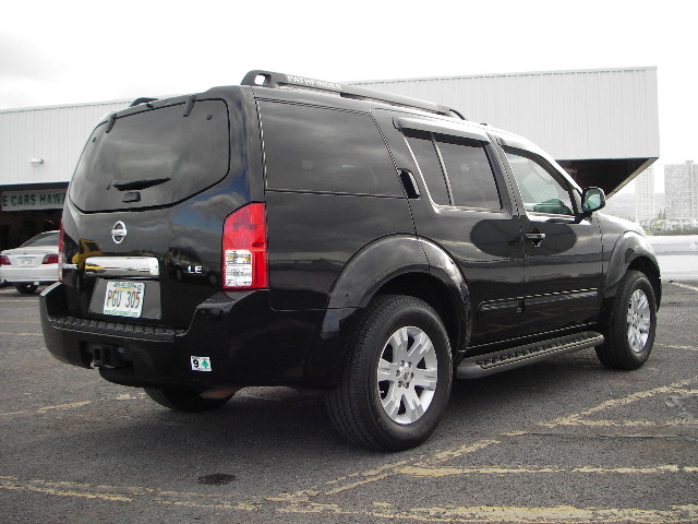 Nissan Pathfinder LE