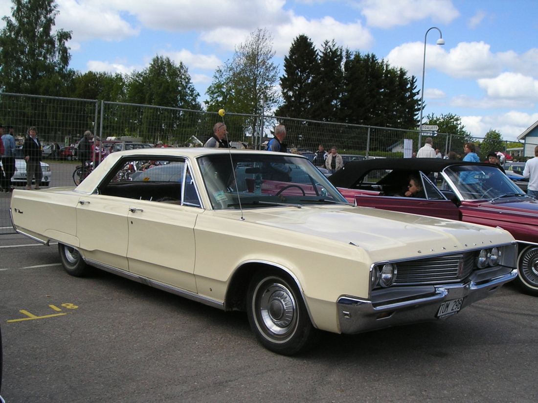 Chrysler Newport 4dr HT