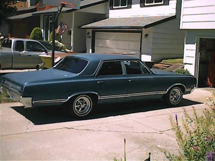 Oldsmobile F-85 De Luxe 4dr