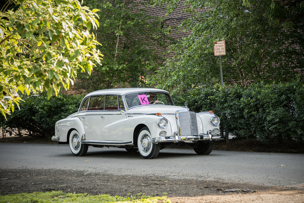 Mercedes-Benz 300 Sedan