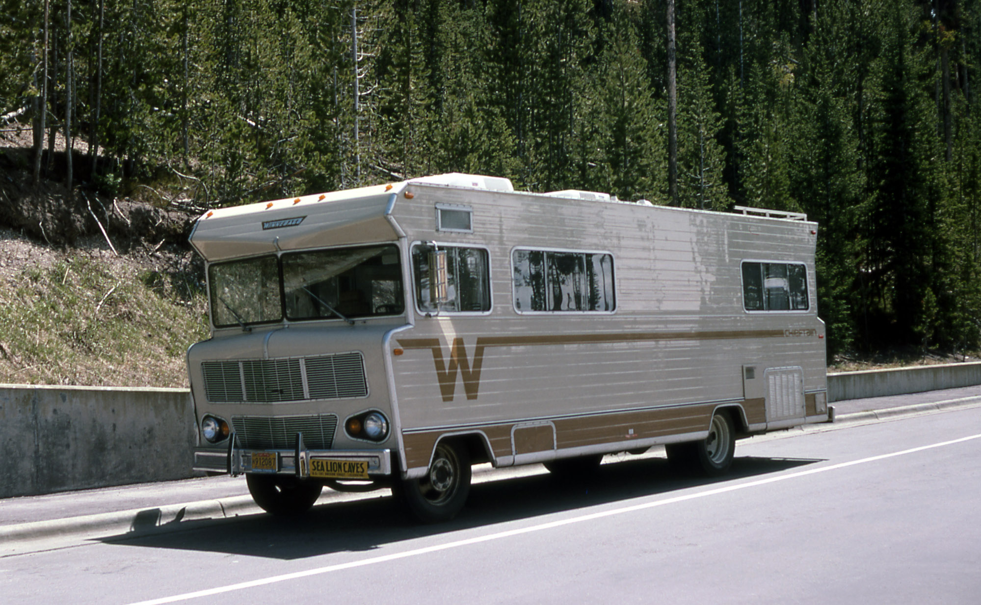 Виннебаго автодом. Winnebago Chieftain 1980. Кемпер Winnebago. Дом на колесах Winnebago.