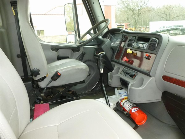 Freightliner Business Class M2 106